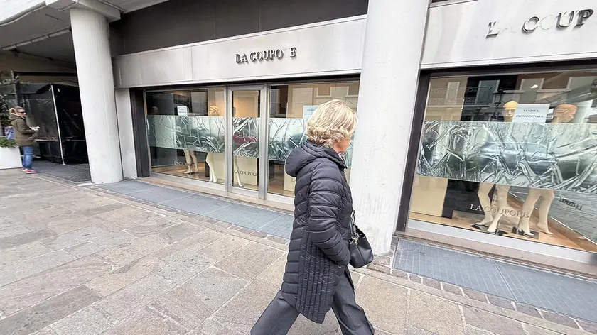Una vetrina chiusa in centro a Padova