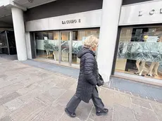 Una vetrina chiusa in centro a Padova