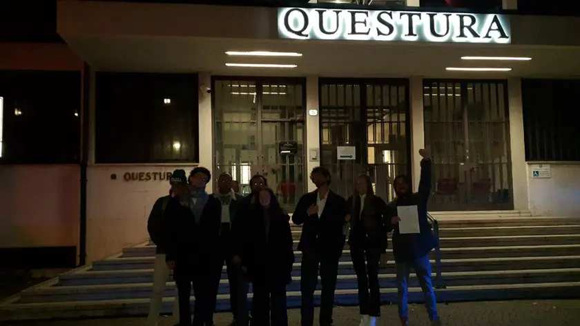 Gli attivisti fuori dalla questura