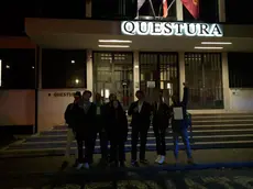 Gli attivisti fuori dalla questura