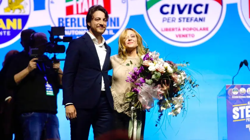 Alberto Stefani sul palco del Geox con Giorgia Meloni