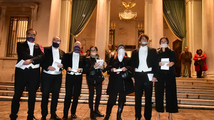 Una protesta degli orchestrali davanti alla Fenice