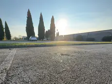 Il luogo della tragedia, il parcheggio del cimitero di Santa Maria di Sala