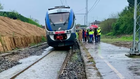 Treno bloccato in stazione (foto archivio)