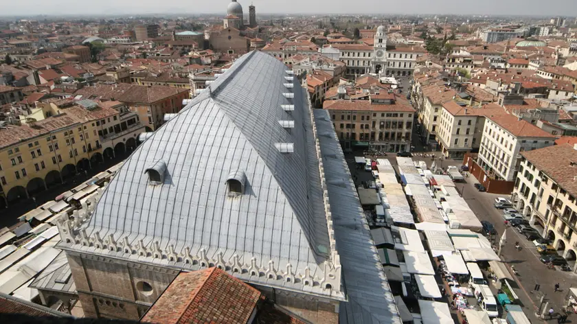 Veduta aereo del palazzo della Ragione: la vicenda si è volta attorno a un B&B del centro storico