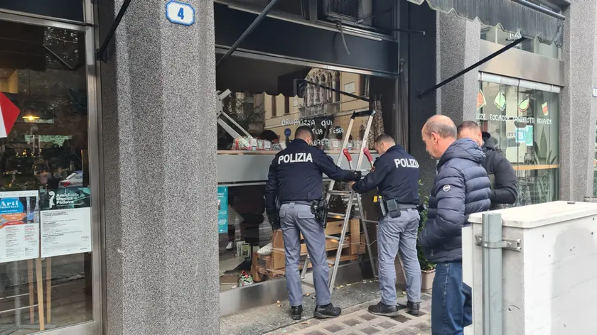 Il sopralluogo della polizia nel bar "Alle Dolomiti Cafè" di Padova