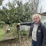 Fiorenzo Prai indica il punto in cui i ladri sono entrati