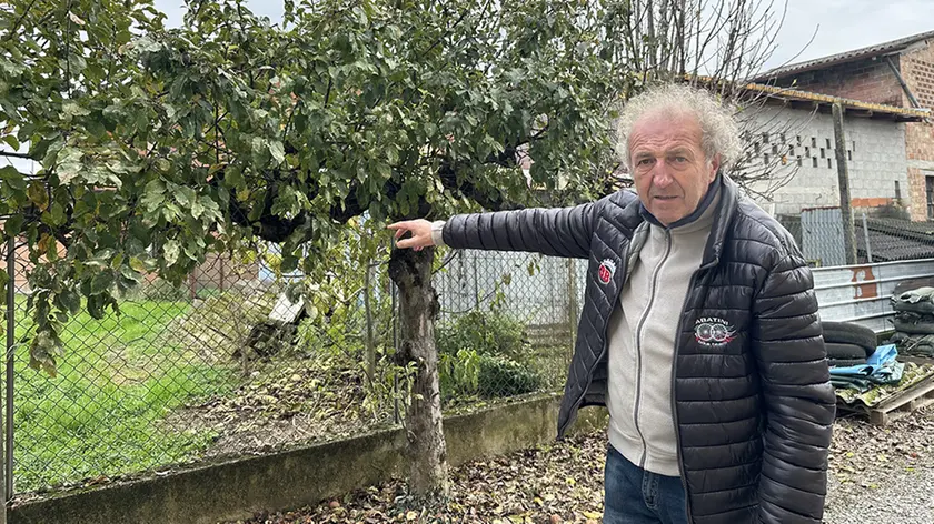 Fiorenzo Prai indica il punto in cui i ladri sono entrati