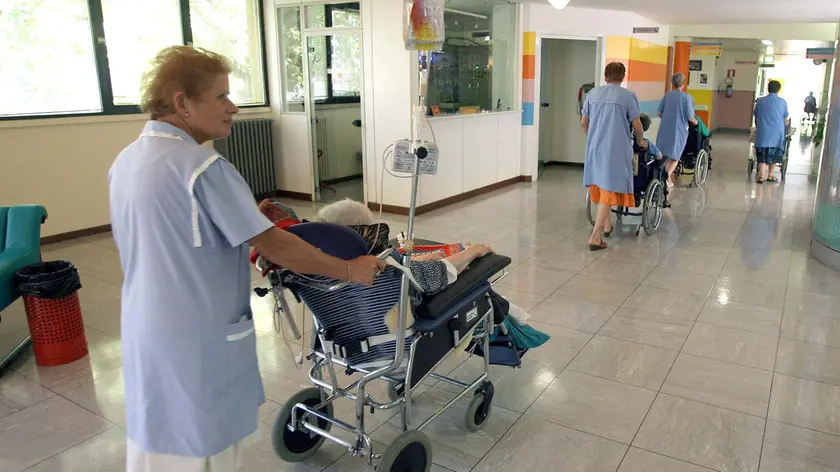 Il corridoio di una Rsa padovana durante il trasporto di un ospite