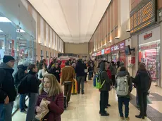 Viaggiatori in attesa in stazione a Padova