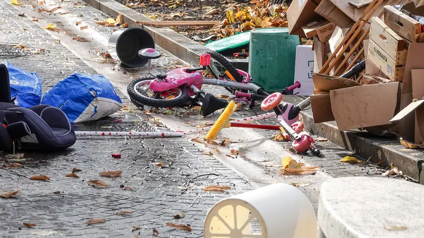 I ragazzini lanciavano oggetti sui passanti dal terrazzo di casa