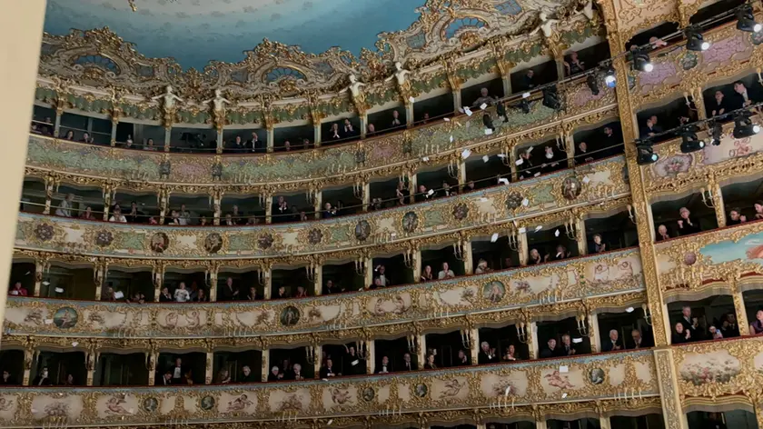 Il lancio dei volantini dai palchi della Fenice in occasione della prima di stagione