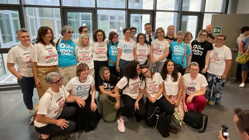 Le Mamme no Pfas in tribunale a Vicenza dopo la pronuncia della sentenza di condanna dei manager di Miteni (ph profilo Facebook Mamme No Pfas)