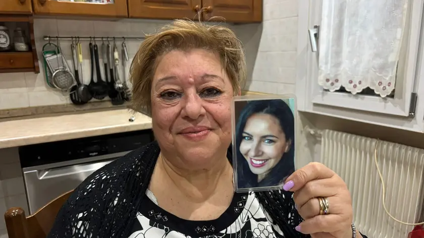 Tina Magliarella, 64 anni, con la foto della figlia Aurelia, uccisa nel 2020 (foto Petrussi)