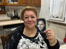 Tina Magliarella, 64 anni, con la foto della figlia Aurelia, uccisa nel 2020 (foto Petrussi)