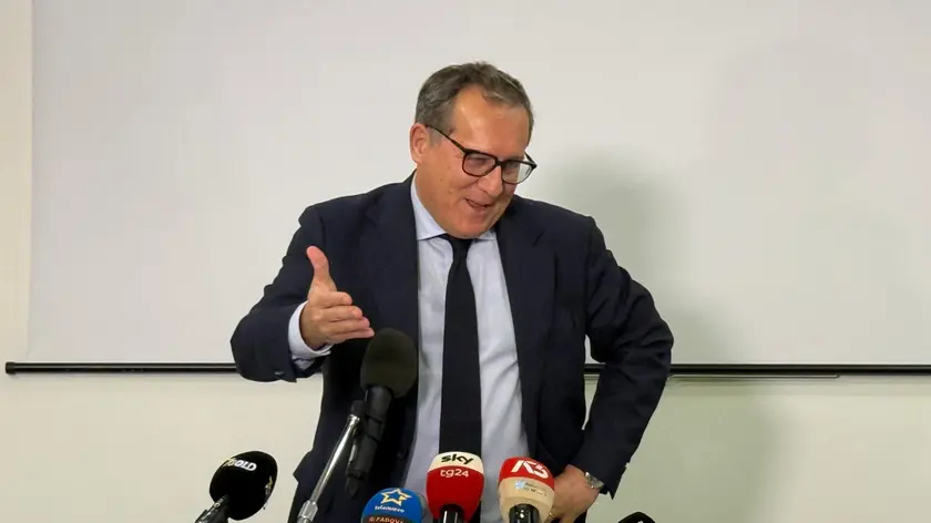 Giovanni Manildo durante la conferenza stampa post elezioni