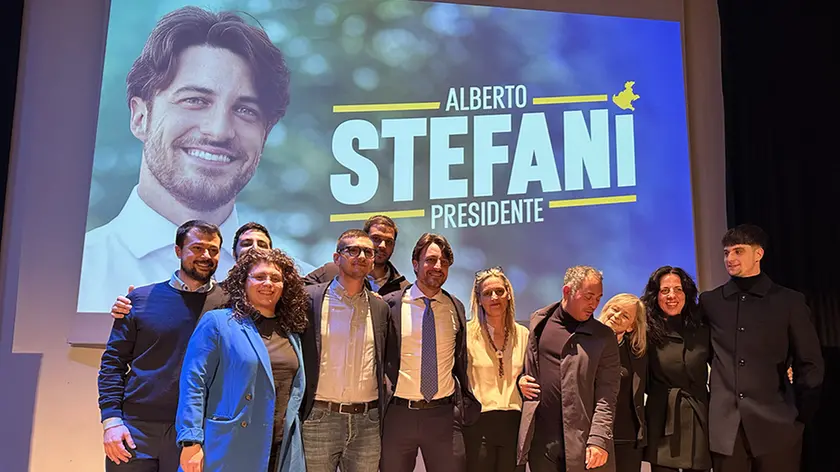 Alberto Stefani eletto presidente della Regione Veneto con la sua squadra sul palco del teatro di Borgoricco