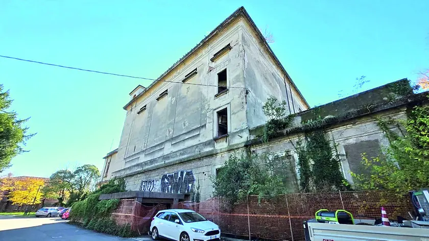 Il casolare abbandonato dove sono stati rinvenuti i corpi dei due senzatetto (foto Petrussi)