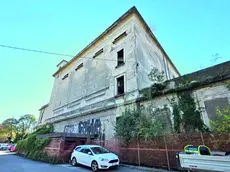 Il casolare abbandonato dove sono stati rinvenuti i corpi dei due senzatetto (foto Petrussi)