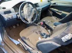 Una delle auto distrutte dal fango (Tibaldi)