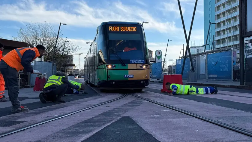 Il tram bloccato. Foto Agenzia Bianchi