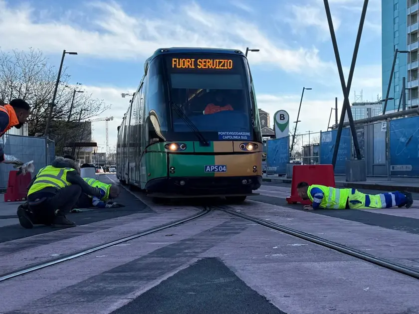 Il tram bloccato. Foto Agenzia Bianchi