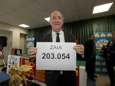 Luca Zaia con il cartello che indica l'incredibile numero di preferenze totalizzate alle Regionali 2025