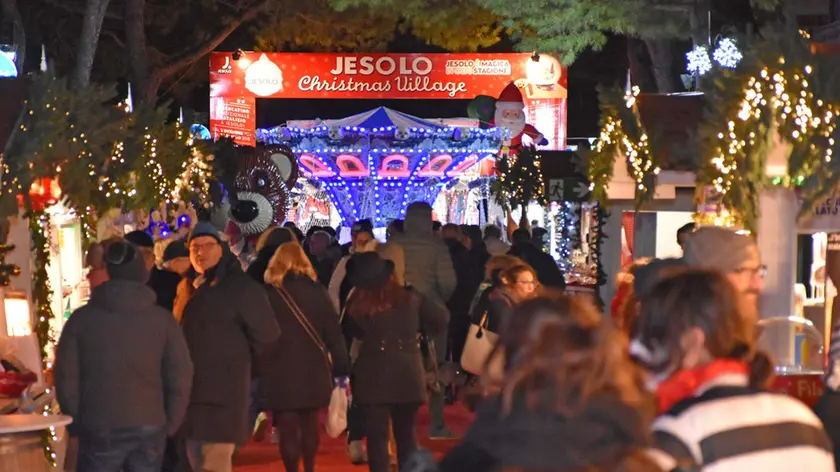 COLUCCI - DINO TOMMASELLA - JESOLO LIDO- INAUGURAZIONE DEL VILLAGGIO DI NATALE CON ACCENSIONE ALBERO E VISITA AI MERCATINI JESOLO LIDO- VILLAGGIO DI NATALE 2017 CON VISITA AI MERCATINI, gente a passeggio