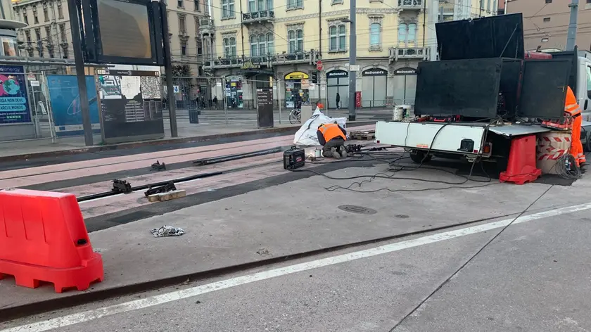I tecnici al lavoro per riparare il guasto al tram