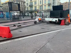 I tecnici al lavoro per riparare il guasto al tram