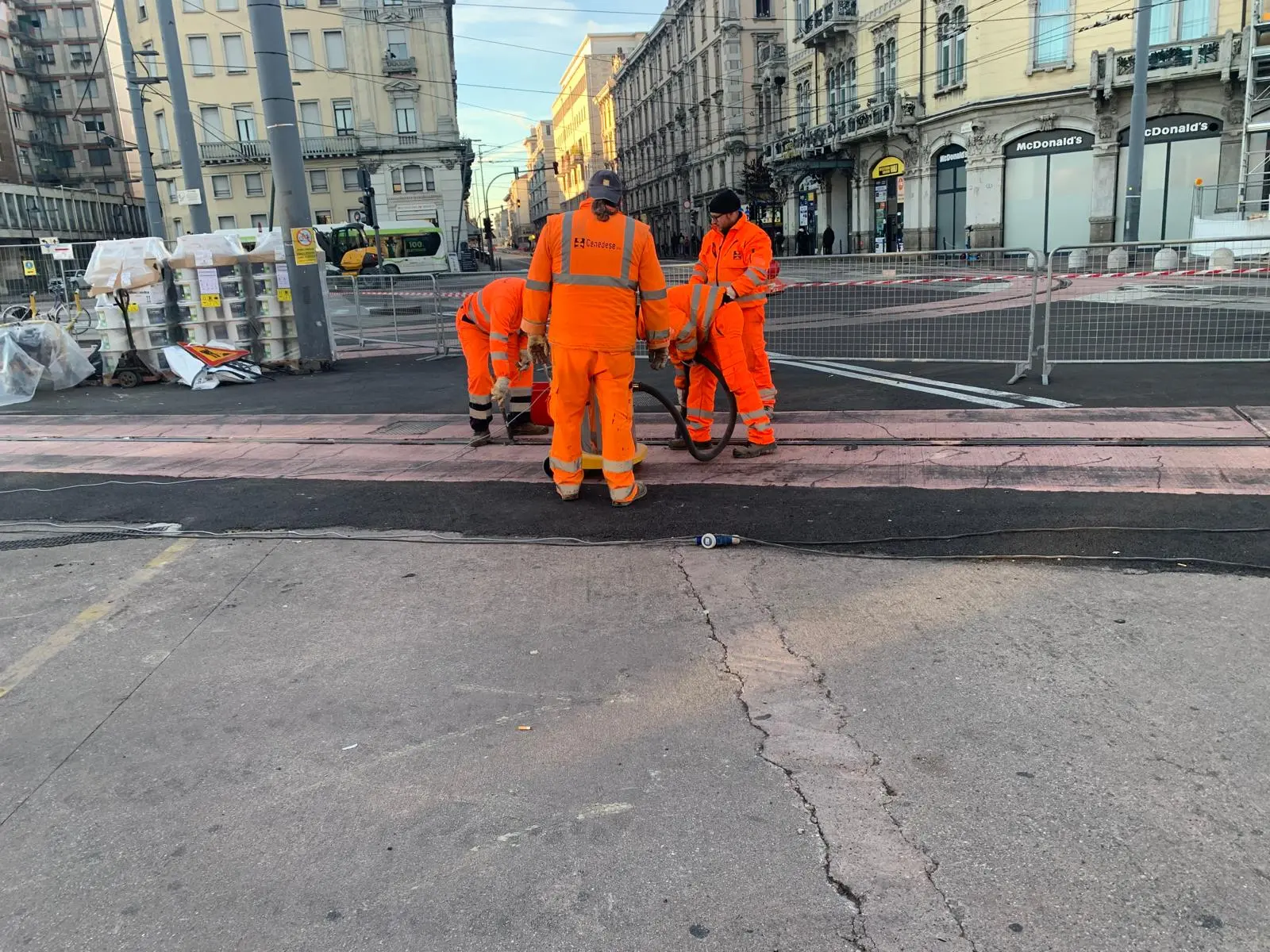 Operai al lavoro sulla linea del tram