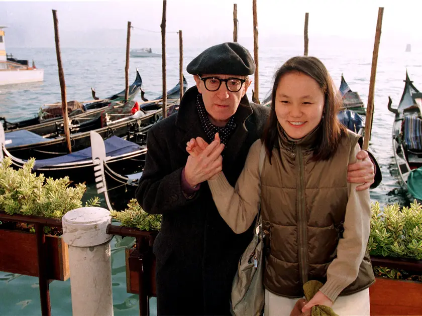 19981219 - VENEZIA - CINEMA: WOODY ALLEN TORNA A VENEZIA - Il regista americano Woody Allen e la moglie Soon Yi sono arrivati oggi da Roma per festeggiare il loro primo anniversario di nozze.MEROLA/ ANSA/DEF