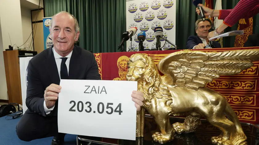 Il presidente Zaia con il cartello che indica le preferenze ottenute alle ultime regionali
