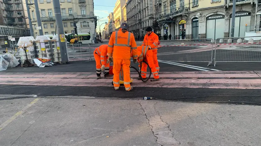 Operai al lavoro per ripristinare le rotaie del tram in zona stazione a Padova