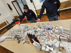 Parte delle scatole di farmaci dopanti sequestrata al 60enne