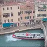 Il vaporetto di linea 5.1 nel momento in cui sbanda verso il ponte delle Guglie
