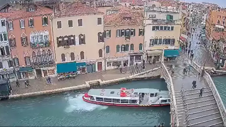 Il vaporetto di linea 5.1 nel momento in cui sbanda verso il ponte delle Guglie