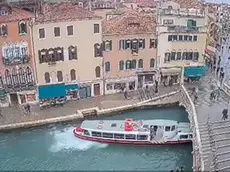 Il vaporetto di linea 5.1 nel momento in cui sbanda verso il ponte delle Guglie