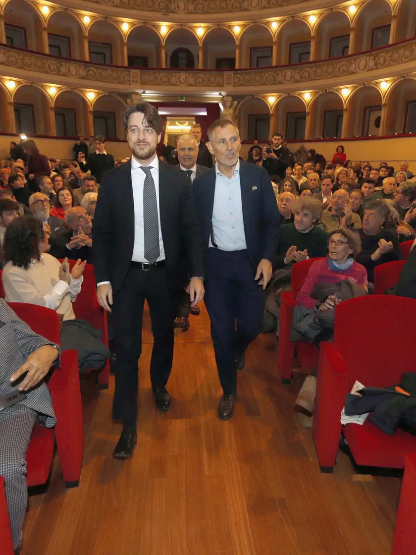 L'ingresso di Alberto Stefani con Paolo Possamai ai teatro Verdi di Padova per l'incontro promosso da Nem
