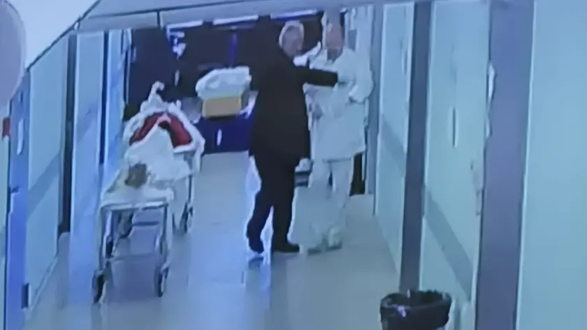 Un frame delle telecamere che erano state piazzate nell’obitorio