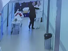 Un frame delle telecamere che erano state piazzate nell’obitorio