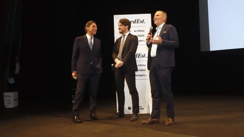 Alberto Stefani al centro con Sergio Giordani e il direttore dei quotidiani Nem Paolo Possamai