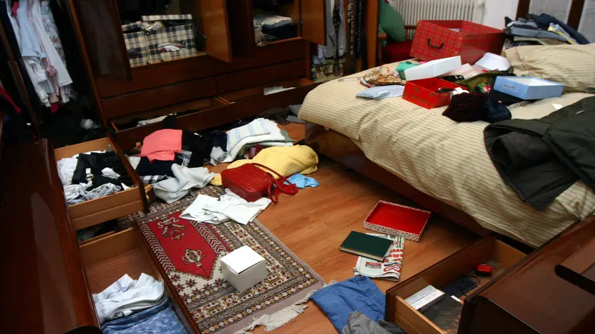 Il caos lasciato dai ladri dopo il loro passaggio (foto di archivio)
