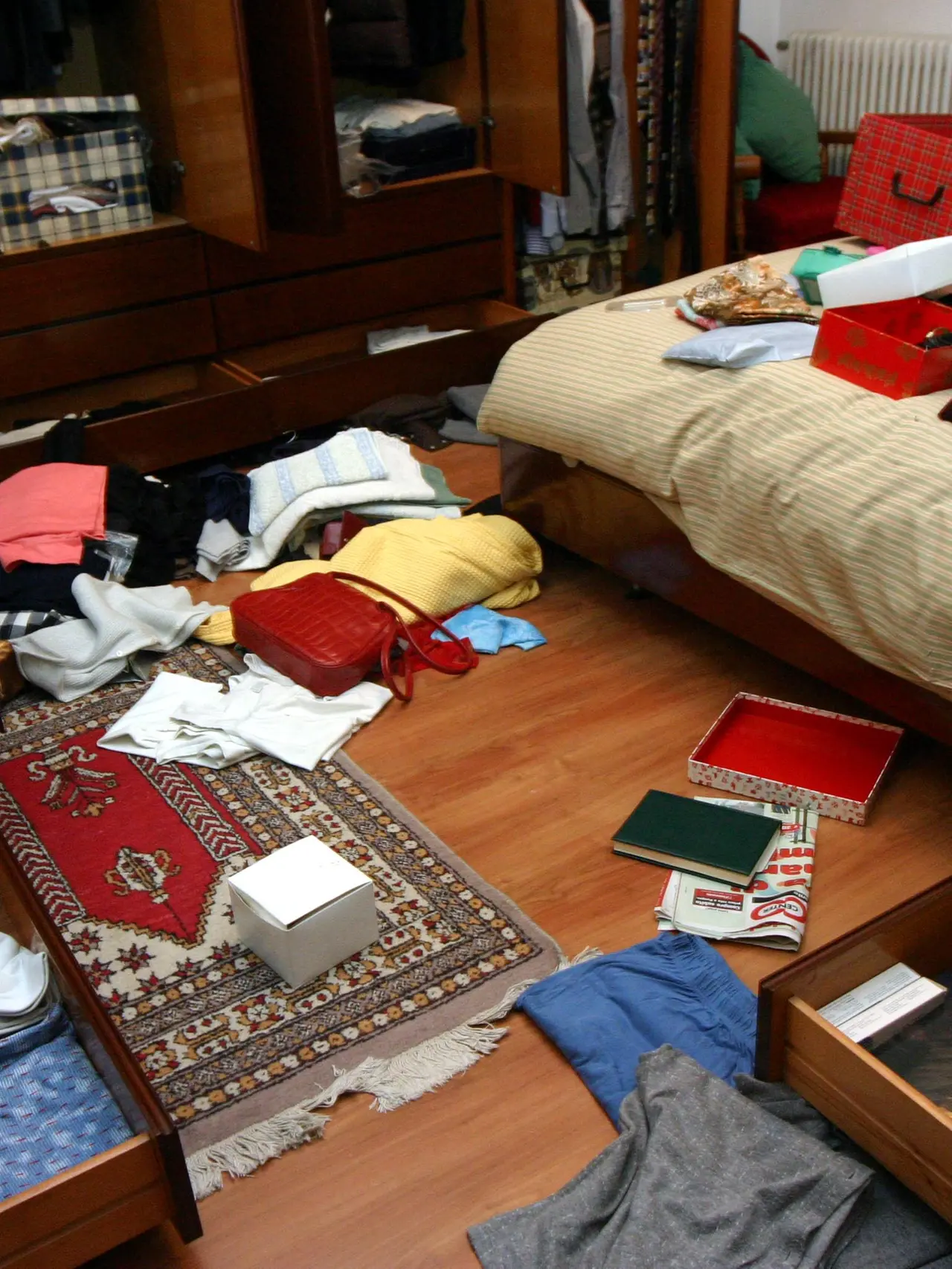 Il caos lasciato dai ladri dopo il loro passaggio (foto di archivio)