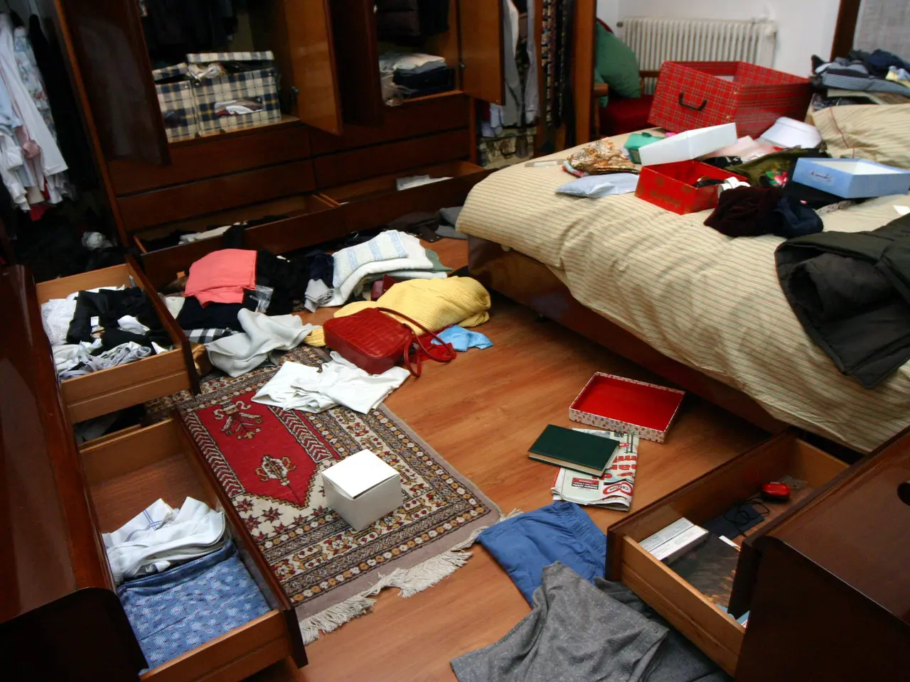 Il caos lasciato dai ladri dopo il loro passaggio (foto di archivio)