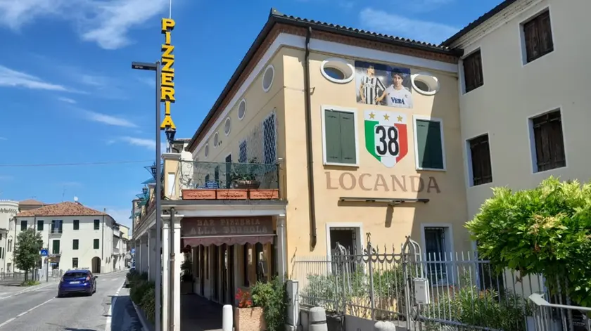 Chiude la storica pizzeria La Perla