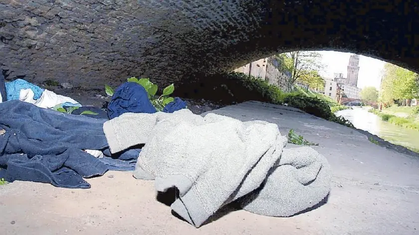 Il giaciglio dell'imputato sotto il ponte San Giovanni