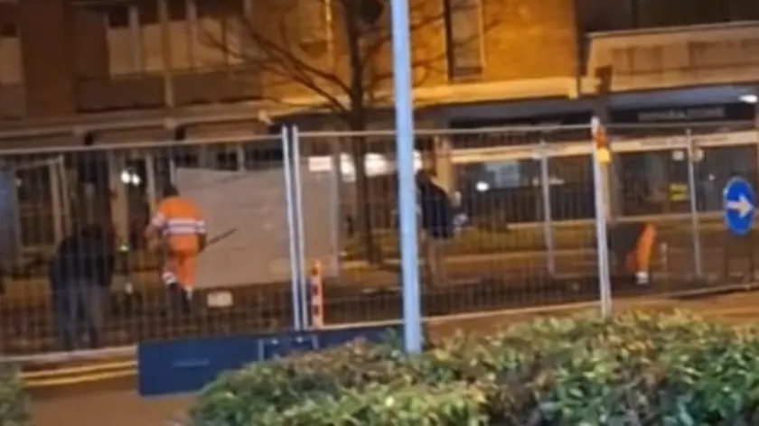 Gli operai del tram al lavoro alle 5 del mattino