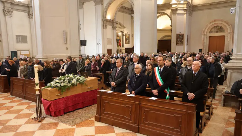 Il Duomo di Treviso gremito per l'addio a Nicola Tognana (fotofilm)