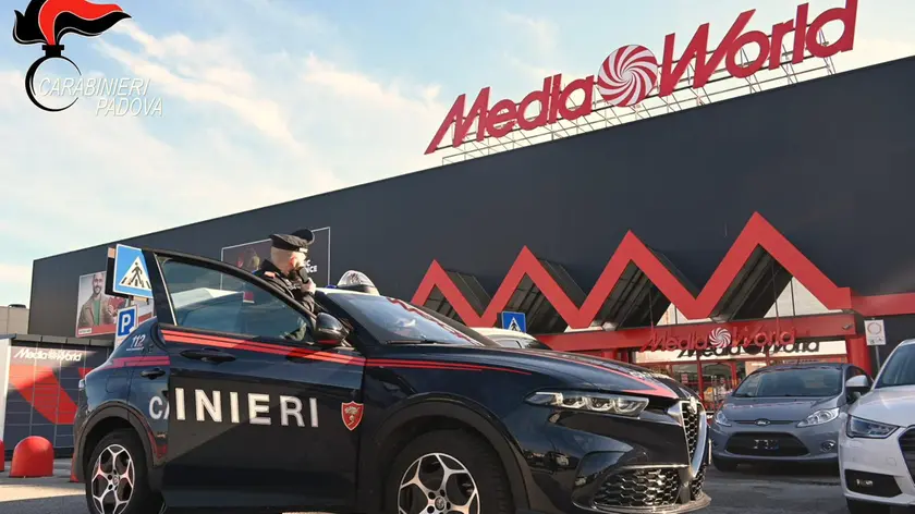 I carabinieri davanti al Mediaworld di Padova